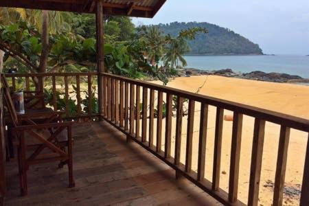 Beachfront Hut Upstairs Astra - Beach Shack Chalet Kampong Juara Exterior photo